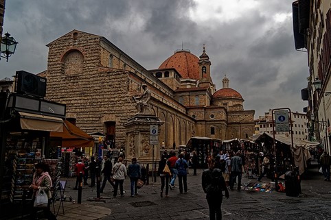 San Lorenzo as seen from its square. The dome in the background, the second in Florence for dimension, has its own entrance for visiting the Sagrestia Vecchia and Medici’s tombs.