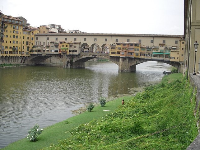 Ponte Vecchio as seen from the riverbanks in correspondence of the Uffizi Gallery